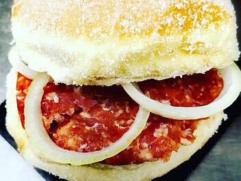 So sieht er aus der "Mett-Krapfen" aus Nidda, den der Hofmarschall einer Niddaer Karnevalsgesellschaft erfunden hat.Foto: Stadtbäckerei Rank/ facebook
