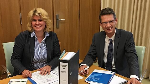 Zwei Aktenordner füllt der Haushaltsentwurf der Stadt Schweinfurt für das Jahr 2019, den Finanzreferentin Anna Barbara Keck und Oberbürgermeister Sebastian Remelé im Herbst 2018 vorstellten. Da waren sie noch von 70 Millionen Euro Gewerbesteuer ausgegangen.Oliver Schikora