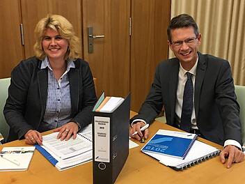Zwei Aktenordner füllt der Haushaltsentwurf der Stadt Schweinfurt für das Jahr 2019, den Finanzreferentin Anna Barbara Keck und Oberbürgermeister Sebastian Remelé im Herbst 2018 vorstellten. Da waren sie noch von 70 Millionen Euro Gewerbesteuer ausgegangen.Oliver Schikora
