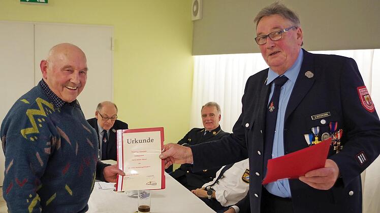 Für 50-jährige Vereinsmitgliedschaft wurden Günter Röstel (links) und Vorsitzender Gerhard Bergmann (rechts) geehrt. Fotos: Veronika Schadeck