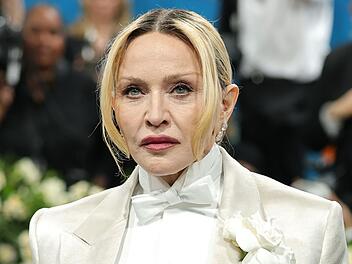 Madonna hat in einem neuen Promo-Video f&uuml;r ihr Album pikante Details &uuml;ber ihr Liebesleben ausgeplaudert.