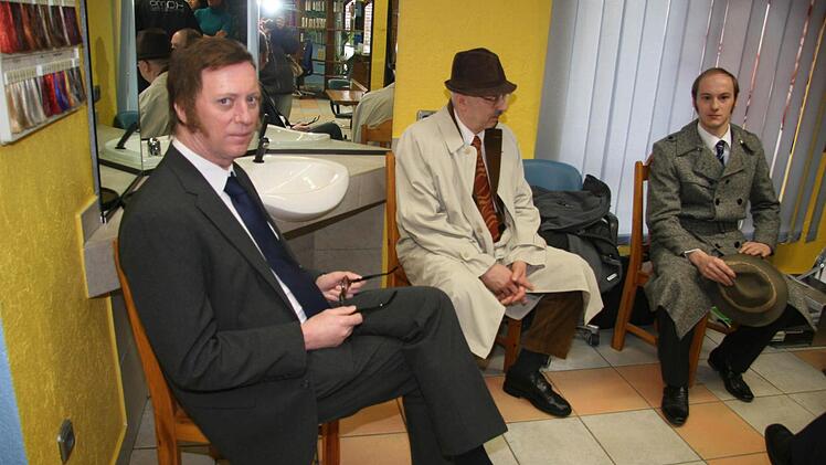 Maske muss sein: Im Friseursalon direkt neben dem DDM werden die Schauspieler und Komparsen hergerichtet und geschminkt,