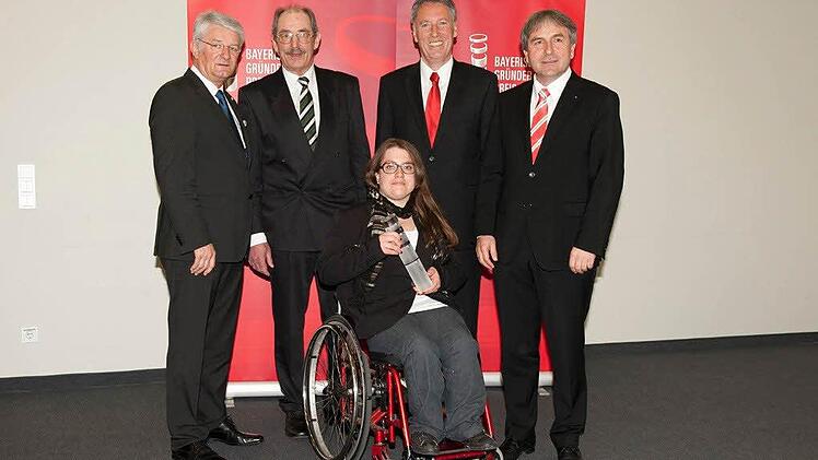 Theo Zellner (Sparkassenverband Bayern), Werner Sendner (Geschäftsführer Mainfränkische Werkstätten), Hermann Hadwiger (Sparkasse Mainfranken-Würzburg), Roland Schmautz (Sparkassenverband Bayern) und Carolin Amling. Fotos: Aiblinger
