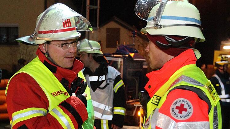 Keisbrandrat Timm Vogler und der Einsatzleiter Rettungsdienst, Tobias Eismann (rechts), besprechen das gemeinsame Vorgehen beim Großbrand in Draisdorf 2012 Foto: News5, Herse