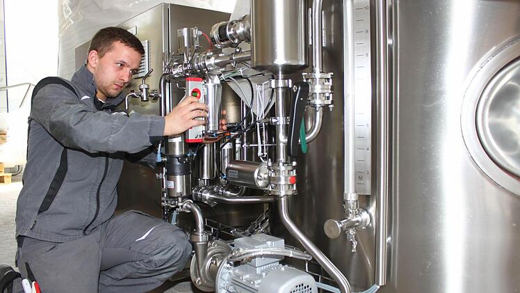 Am Dienstag richteten die Arbeiter der Firma Kaspar Schulz aus Bamberg das Sudwerk für die Bräuwerck-Brauerei ein. Fotos: Jürgen Gärtner