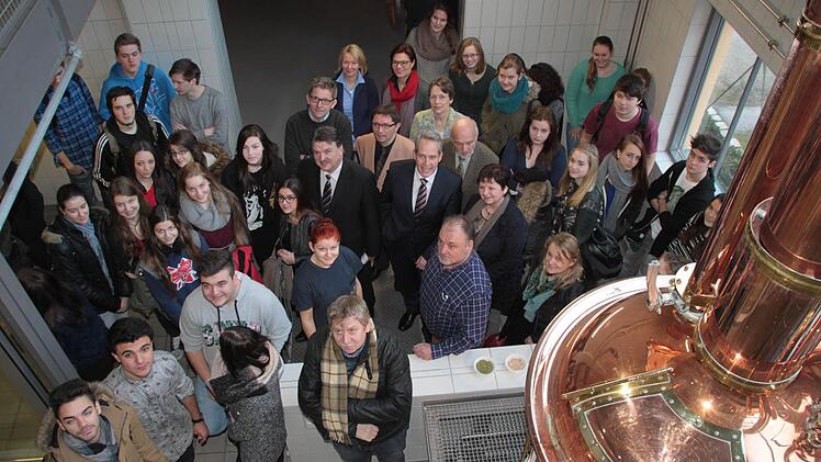 Die Teilnehmer und Verantwortlichen im gläsernen Bräuhaus. Foto: Jürgen Gärtner