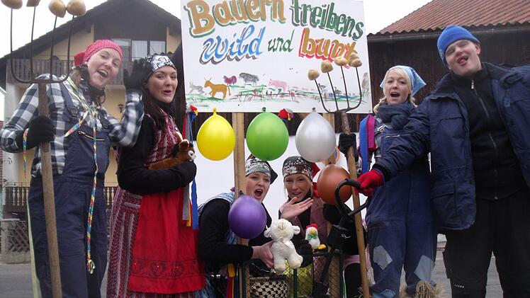 Die SV-Mädels - heuer Bäuerinnen - lieben ihren Gaudiwurm.Foto: Anette Schreiber