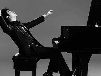 Lang Lang in einer seiner charakteristischen Posen Foto: Archiv