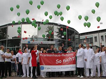 Bis nach Berlin: Die Prümmer-Klinik schickte Postkarten mit der Botschaft "Krankenhaus-Reform So nicht!" auf die Reise. Foto: Ulrike Müller