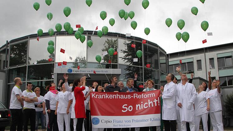 Bis nach Berlin: Die Prümmer-Klinik schickte Postkarten mit der Botschaft "Krankenhaus-Reform So nicht!" auf die Reise. Foto: Ulrike Müller