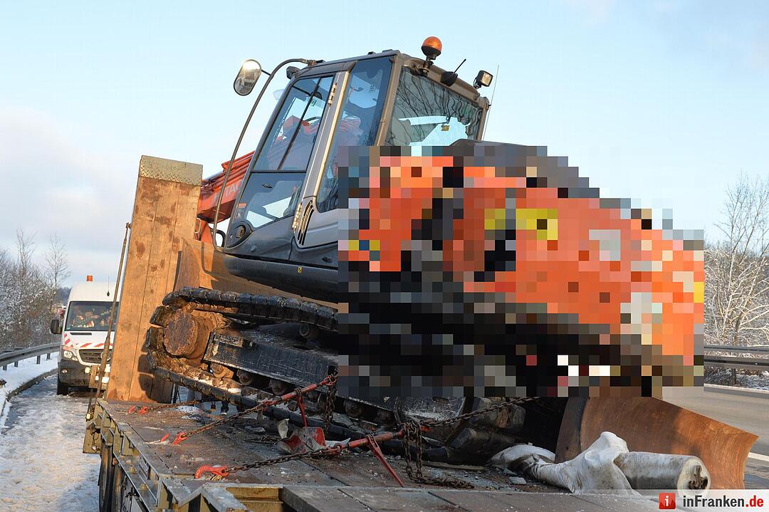 Lkw-Unfall auf A70: Bagger kippt auf Fahrbahn