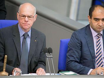 Bundestagspr&auml;sident Norbert Lammert (links) spricht neben dem Abgeordneten &Ouml;zcan Mutlu zur verabschiedeten Armenien-Resolution. Erdogan hat daraufhin t&uuml;rkischst&auml;mmige Abgeordnete wegen ihrer Abstimmung als verl&auml;ngerten Arm der verbotenen kurdischen PKK bezeichnet. Foto: Kay Nietfeld/dpa