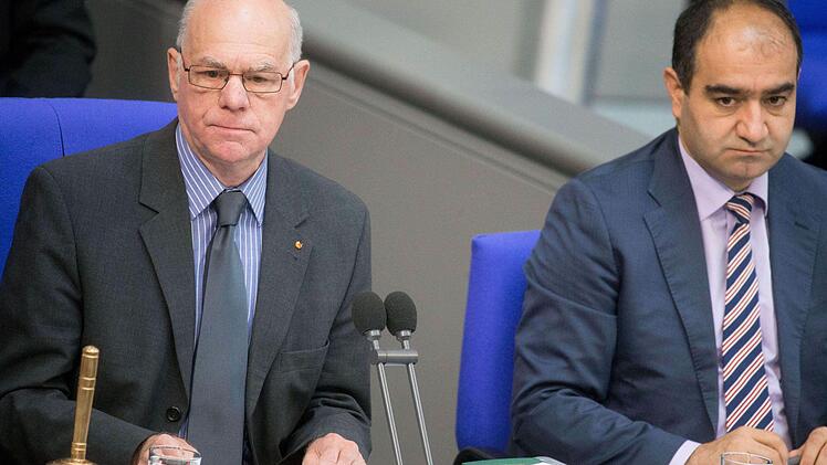 Bundestagspr&auml;sident Norbert Lammert (links) spricht neben dem Abgeordneten &Ouml;zcan Mutlu zur verabschiedeten Armenien-Resolution. Erdogan hat daraufhin t&uuml;rkischst&auml;mmige Abgeordnete wegen ihrer Abstimmung als verl&auml;ngerten Arm der verbotenen kurdischen PKK bezeichnet. Foto: Kay Nietfeld/dpa