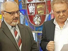 Edgar Dunst (l.) wurde von Bürgermeister Wolfgang Beiergrößlein als Ratsmitglied vereidigt. Foto: Marco Meißner