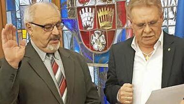 Edgar Dunst (l.) wurde von Bürgermeister Wolfgang Beiergrößlein als Ratsmitglied vereidigt. Foto: Marco Meißner