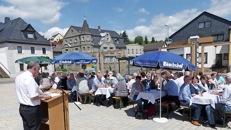 Zur offiziellen Freigabe des neuen Radonplatzes in der Ortsmitte von Marktleugast durfte Bürgermeister Franz Uome (am Rednerpult) viele Ehrengäste und Bürger willkommen heißen.  Foto: Klaus-Peter Wulf