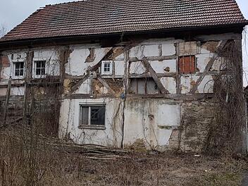 Dieses Anwesen in der St.-Leonhard-Straße 12 in Zeyern hat die Gemeinde erworben. Es soll nun abgerissen werden. Die Maßnahme wird zu 90 Prozent im Rahmen der Förderoffensive Nordostbayern (NOB) gefördert.Veronika Schadeck