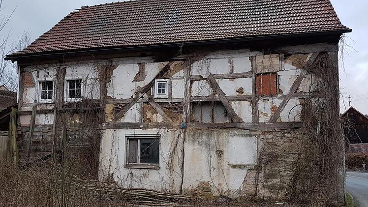 Dieses Anwesen in der St.-Leonhard-Straße 12 in Zeyern hat die Gemeinde erworben. Es soll nun abgerissen werden. Die Maßnahme wird zu 90 Prozent im Rahmen der Förderoffensive Nordostbayern (NOB) gefördert.Veronika Schadeck