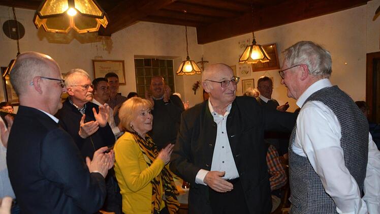 Standing Ovations und ein Schulterklopfen durch Altbürgermeister Hans Lang gab's nach Gäbeleins Abschiedsrede für den scheidenden Vorsitzenden.