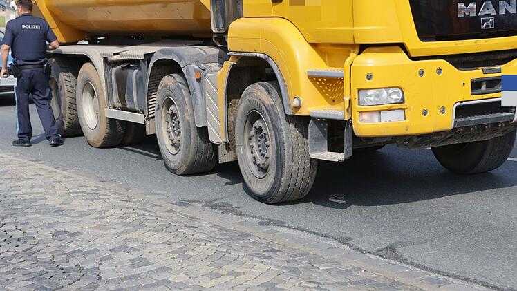 E-Bike v&ouml;llig zerst&ouml;rt: Radfahrerin nach Kollision mit Lastwagen verletzt