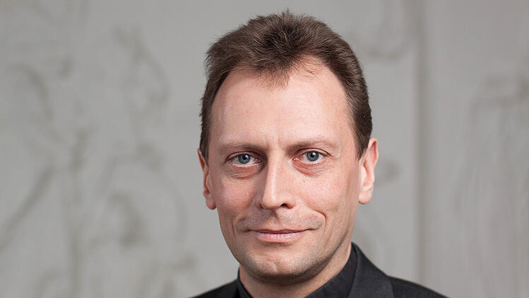 Herwig Gössl mit Priesteramtskragen.