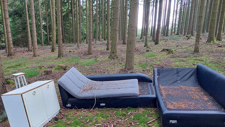 Couch, Kommode und Sitzhocker in Waldstück in Naila gefunden