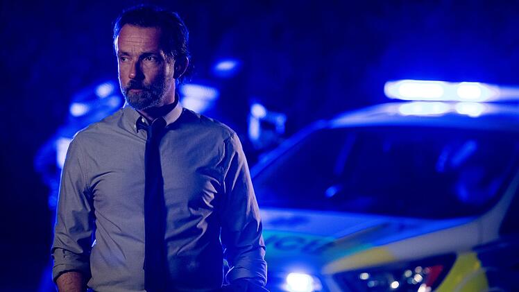 Der brutale Überfall auf einen Teenager beschäftigt den damals zuständigen Chief Inspector Caleb Hale (Lucas Gregorowicz) nach zehn Jahren immer noch.