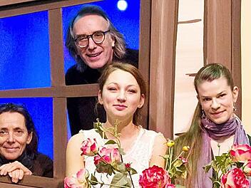 Schneeweißchen (Aline Joers, vorne links) und Rosenrot (Sybille Kreß, rechts daneben) mit dem musikalischen Leiter Konrad Haas und Regisseurin Irmgard Lübke  Foto: Thomas Bachmann