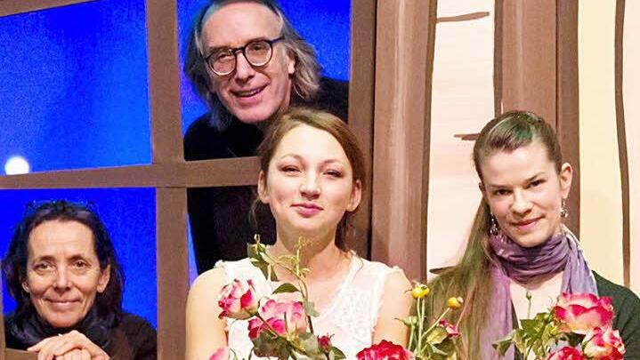 Schneeweißchen (Aline Joers, vorne links) und Rosenrot (Sybille Kreß, rechts daneben) mit dem musikalischen Leiter Konrad Haas und Regisseurin Irmgard Lübke  Foto: Thomas Bachmann