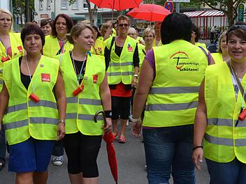 Kaufland-Mitarbeiter gehen in Bad Kissingen auf die Straße.Foto: Peter Rauch