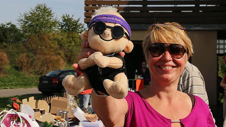 "Bleib cool, Baby" rät der lachende Stoffbär, den Elke Fuß in ihrem Hofeingang an der Westheimer Straße anbot.