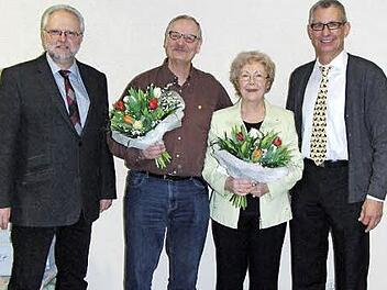 Der Vorsitzende des Sängerkreises Erlangen-Forchheim, Norbert Mischke, zeichnete Karin Markl für 25 Jahre Singen im Chor mit einer Urkunde und der Ehrennadel des Fränkischen Sängerbundes aus, mit der Ehrennadel für zehn Jahre Singen im Chor wurde Rudolf Bienias bedacht.  Foto: privat