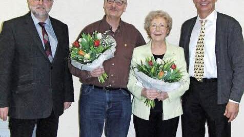 Der Vorsitzende des Sängerkreises Erlangen-Forchheim, Norbert Mischke, zeichnete Karin Markl für 25 Jahre Singen im Chor mit einer Urkunde und der Ehrennadel des Fränkischen Sängerbundes aus, mit der Ehrennadel für zehn Jahre Singen im Chor wurde Rudolf Bienias bedacht.  Foto: privat