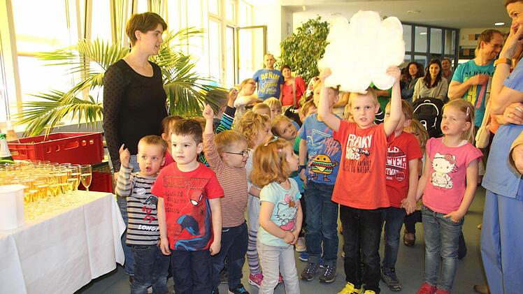 Die Kinder vom "Zwergenhaus" bringen ein Ständchen.