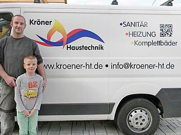 Roland Kröner mit Sohn Sebastian vor dem Firmenfahrzeug. Zu finden ist Kröner Haustechnik im Sachsenweg 22 in Bischberg.  Fotos: Beck