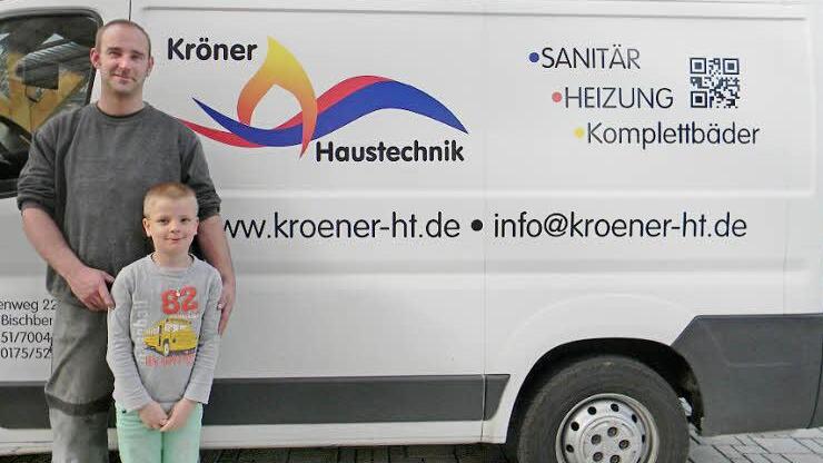 Roland Kröner mit Sohn Sebastian vor dem Firmenfahrzeug. Zu finden ist Kröner Haustechnik im Sachsenweg 22 in Bischberg.  Fotos: Beck