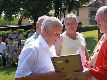 Mit 25 Teilnahmen gehört Gustav Borzel zu den Urgesteinen und zu den ältesten Teilnehmern der Kreuzbergwallfahrt. Dies würdigte der Stadtpfarrer Pater Rudolf Theiler (rechts) beim Gottesdienst am Sonntag in Vorbach. Fotos: Katharina Becht