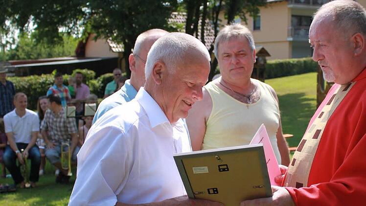 Mit 25 Teilnahmen gehört Gustav Borzel zu den Urgesteinen und zu den ältesten Teilnehmern der Kreuzbergwallfahrt. Dies würdigte der Stadtpfarrer Pater Rudolf Theiler (rechts) beim Gottesdienst am Sonntag in Vorbach. Fotos: Katharina Becht