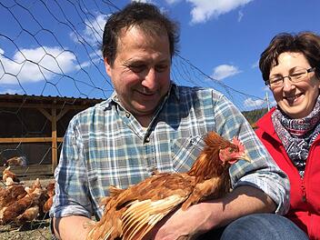 Werner und Annette Schleicher bewirtschaften einen Biohof mit 3400 Hühnern. Foto: Jürgen Gärtner
