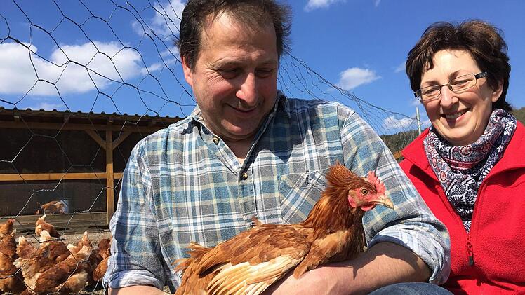 Werner und Annette Schleicher bewirtschaften einen Biohof mit 3400 Hühnern. Foto: Jürgen Gärtner
