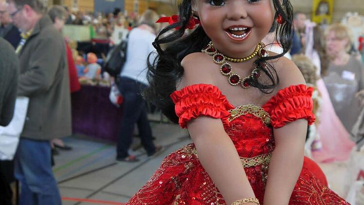 Publikumsmagnet: der Wochenend-Flohmarkt auf dem Schützenplatz anlässlich des internationalen Puppenfestival. Foto: ALbert Höchstädter