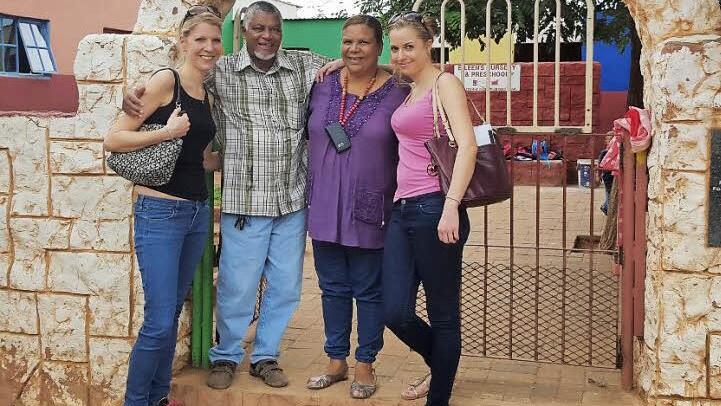 Im Januar besuchte Evelyn Zemke die Einrichtung von Shirley und Pastor Thomas Merime mit ihrer Schwester Anja Zemke (von rechts), die sich als zweite Vorsitzende im Verein engagiert.  Foto: privat