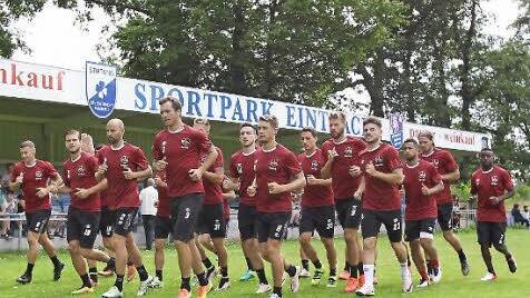 Vor der Trainingseinheit laufen sich die Club-Spieler warm; ganz rechts Neuzugang Edgar Salli Fotos: sportpress