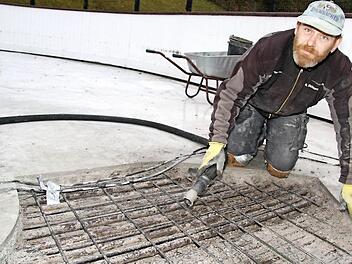 Rudi Eichhorn zeigt, dass der poröse Beton abgesaugt werden muss. Die Rohre müssen komplett freigelegt werden, erst dann kann eine neue Betonschicht aufgebracht werden.  Fotos: Sonny Adam