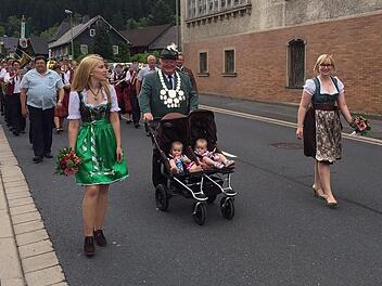 Der scheidende Schützenkönig Reinhold Heinlein führte den Festumzug an. Fotos: Veronika Schadeck