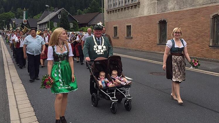 Der scheidende Schützenkönig Reinhold Heinlein führte den Festumzug an. Fotos: Veronika Schadeck