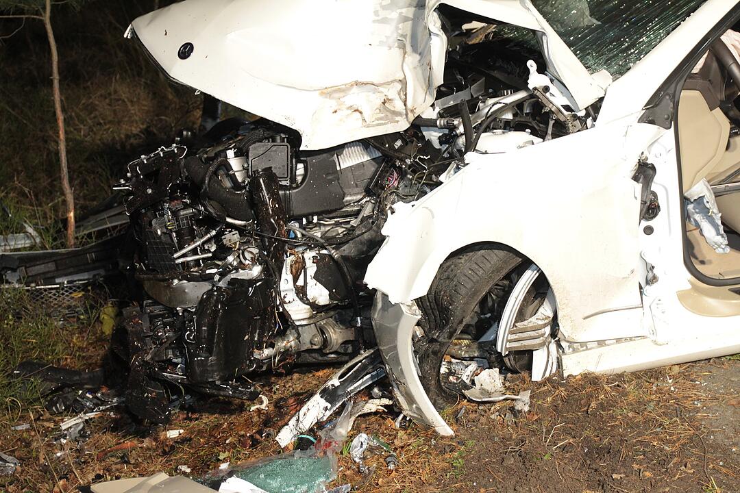 Auto fährt im Landkreis Erlangen-Höchstadt gegen Baum