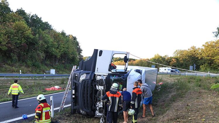 Zwei Menschen wurden bei dem Unfall verletzt. Foto: NEWS5 / Merzbach