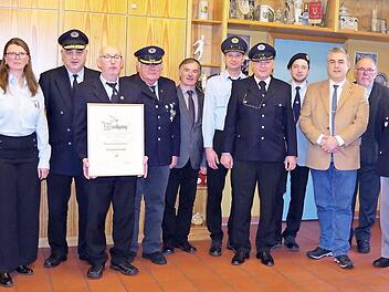 Der BKV-Kreisverband Kronach w&auml;hlte seine neue Vorstandschaft. Das Bild zeigt die neue F&uuml;hrungsmannschaft sowie die ausgeschiedenen Mitglieder mit Kreis- und Bezirksvorsitzenden Gottfried Betz (links), BKV-Landespr&auml;sident Hans Schiener (Vierter von links), Kreisorganisationsleiter Michael Ries (Vierter von rechts) sowie Wilhelmsthals Zweiten B&uuml;rgermeister Gerhard Eidelloth (Siebter von links). Foto: Heike Sch&uuml;lein