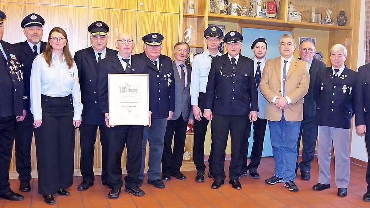 Der BKV-Kreisverband Kronach w&auml;hlte seine neue Vorstandschaft. Das Bild zeigt die neue F&uuml;hrungsmannschaft sowie die ausgeschiedenen Mitglieder mit Kreis- und Bezirksvorsitzenden Gottfried Betz (links), BKV-Landespr&auml;sident Hans Schiener (Vierter von links), Kreisorganisationsleiter Michael Ries (Vierter von rechts) sowie Wilhelmsthals Zweiten B&uuml;rgermeister Gerhard Eidelloth (Siebter von links). Foto: Heike Sch&uuml;lein